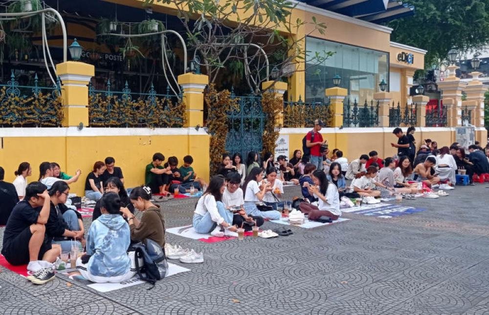 Mọi người có vẻ thích cà phê nơi đông nhỉ, ở Phường mình khá nhièu quán