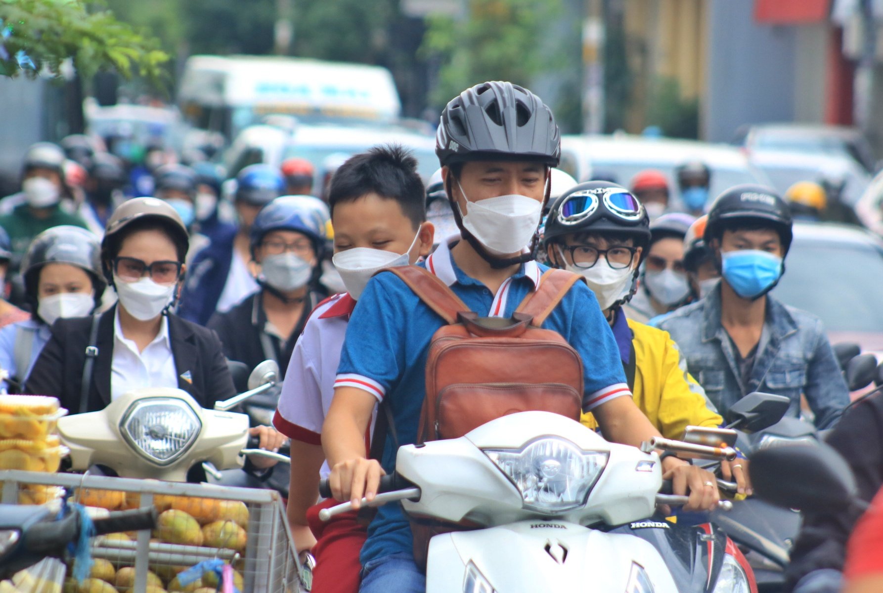 Đường Lê Lợi khá kẹt xe nha mọi người, nên đi vòng